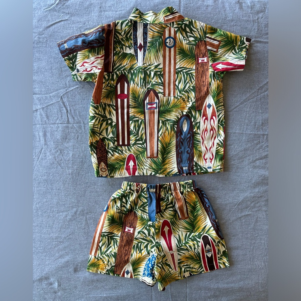 Boys Hawaiian shirt and short set. Size 4T